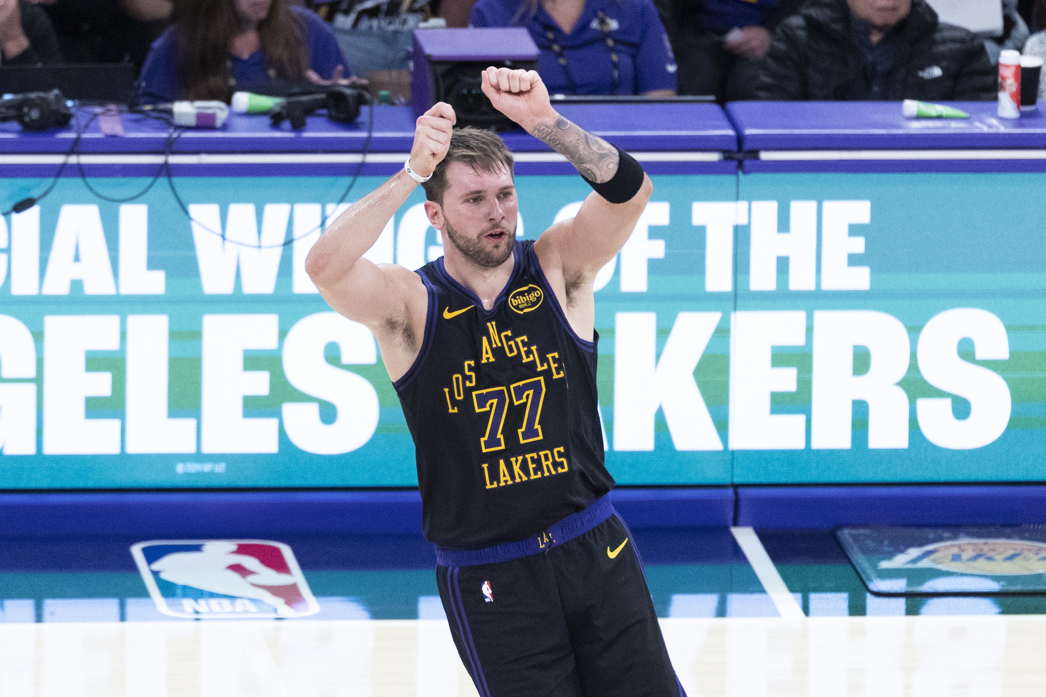 持续杀伤!东契奇被包夹强投三分造犯规 随后三罚稳稳全中