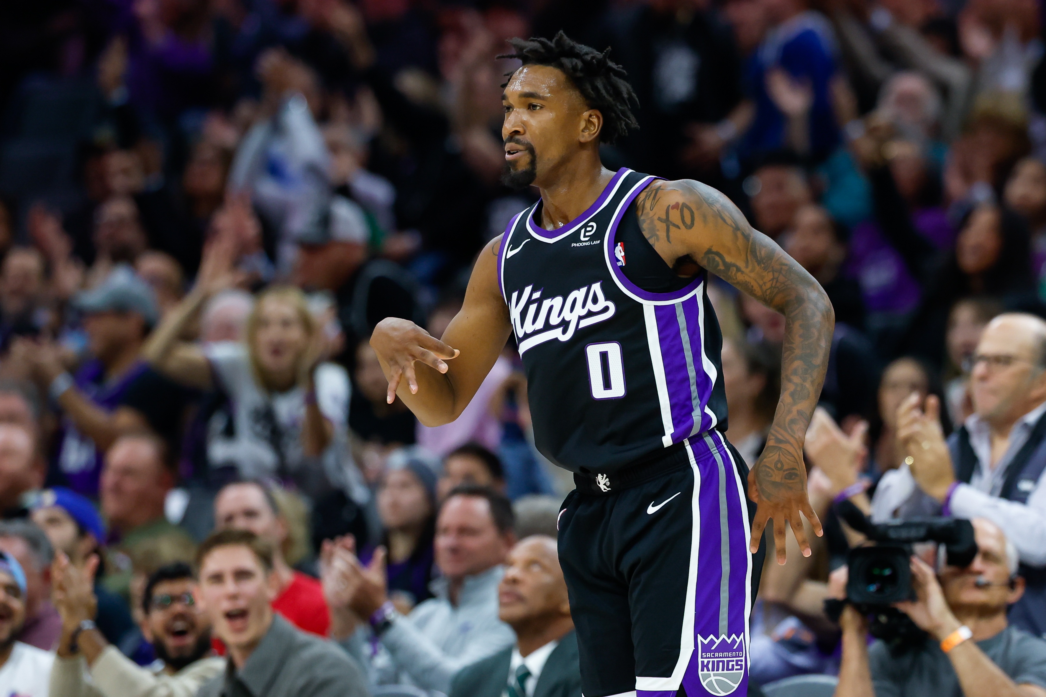 弑杀旧主！蒙克替补7记三分球砍下26分1板8助1断 次节独得18分